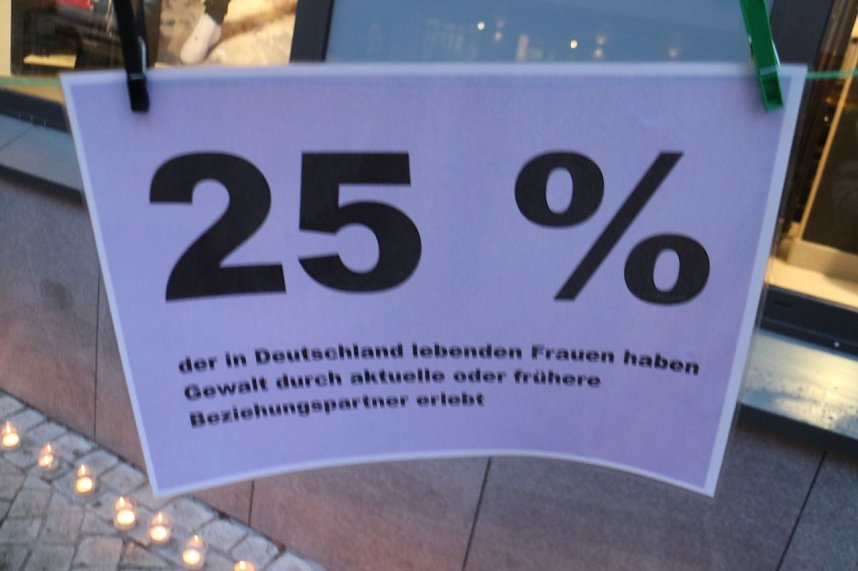 Mit Lichtern auf Gewalt gegen Frauen aufmerksam machen - auch heute trotze das Frauennetzwerk vor der Nordh&auml;user Marktpassage der Witterung
