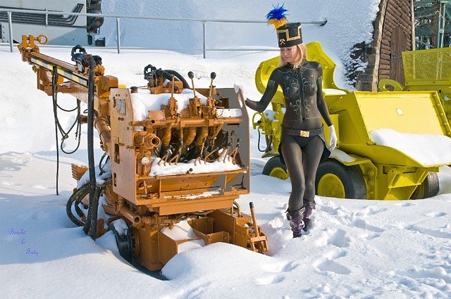 Alles nur Farbe: Drei Bekleidungsst&uuml;cke sind echt: Stiefel, G&uuml;rtel, Kappe.