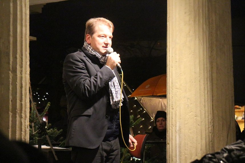 Am gro&szlig;en Adventskalender des Nordh&auml;user Theaters &ouml;ffnete sich heute das erste T&uuml;rchen