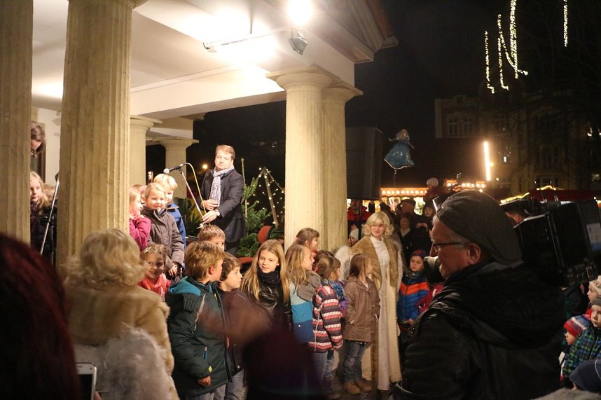 Am gro&szlig;en Adventskalender des Nordh&auml;user Theaters &ouml;ffnete sich heute das erste T&uuml;rchen