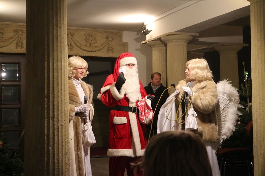 Am gro&szlig;en Adventskalender des Nordh&auml;user Theaters &ouml;ffnete sich heute das erste T&uuml;rchen
