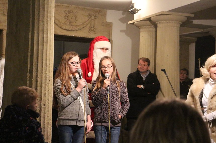 Am gro&szlig;en Adventskalender des Nordh&auml;user Theaters &ouml;ffnete sich heute das erste T&uuml;rchen