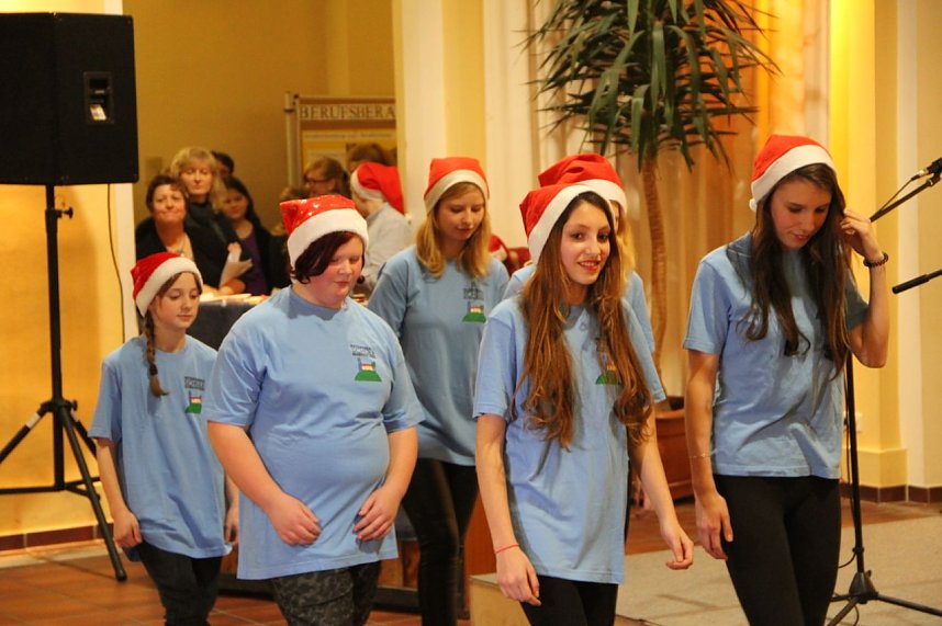 Vom Advenstkranz bis zum selbstgebackenen Pl&auml;tzchen konnte man auf dem Weihnachtsbasar der Nordh&auml;user Petersbergschule viel entdecken und naschen