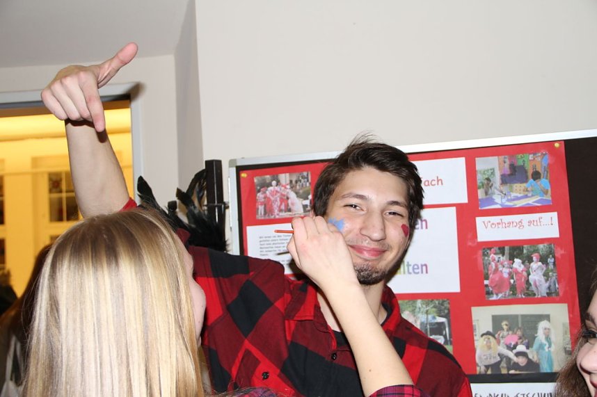 Vom Advenstkranz bis zum selbstgebackenen Pl&auml;tzchen konnte man auf dem Weihnachtsbasar der Nordh&auml;user Petersbergschule viel entdecken und naschen