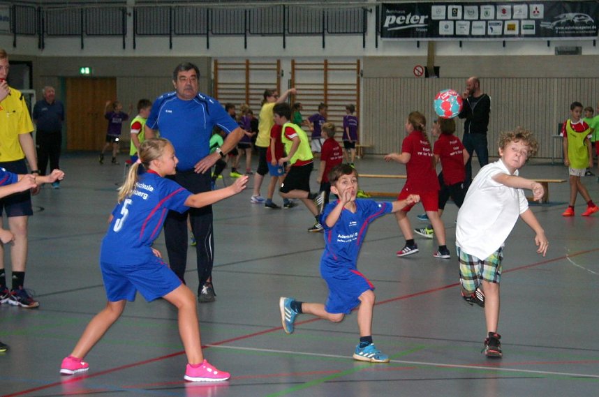 In der Nordh&auml;user Wiedigsburghalle trafen sich am Sonntag die im Schulprojekt Kinder von der Stra&szlig;e � Kommt wir spielen Handball aktiven M&auml;dchen und Jungen der 3. und 4. Grundschulklassen zum ersten Miniturnier im neuen Trainingsjahr.