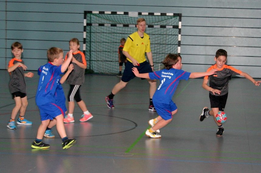 In der Nordh&auml;user Wiedigsburghalle trafen sich am Sonntag die im Schulprojekt Kinder von der Stra&szlig;e � Kommt wir spielen Handball aktiven M&auml;dchen und Jungen der 3. und 4. Grundschulklassen zum ersten Miniturnier im neuen Trainingsjahr.
