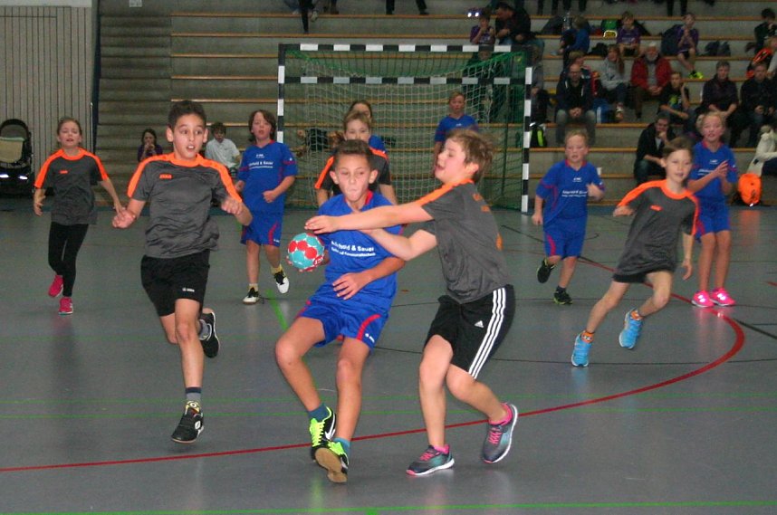 In der Nordh&auml;user Wiedigsburghalle trafen sich am Sonntag die im Schulprojekt Kinder von der Stra&szlig;e � Kommt wir spielen Handball aktiven M&auml;dchen und Jungen der 3. und 4. Grundschulklassen zum ersten Miniturnier im neuen Trainingsjahr.