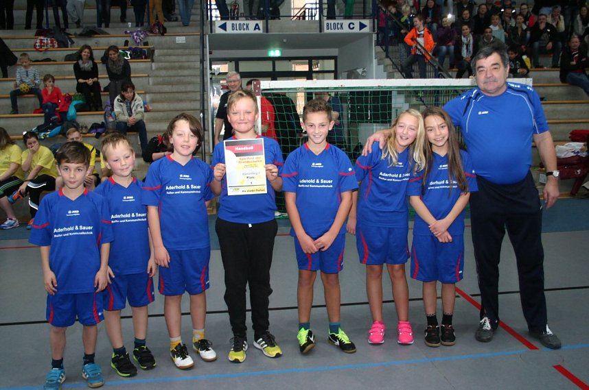 In der Nordh&auml;user Wiedigsburghalle trafen sich am Sonntag die im Schulprojekt Kinder von der Stra&szlig;e � Kommt wir spielen Handball aktiven M&auml;dchen und Jungen der 3. und 4. Grundschulklassen zum ersten Miniturnier im neuen Trainingsjahr.