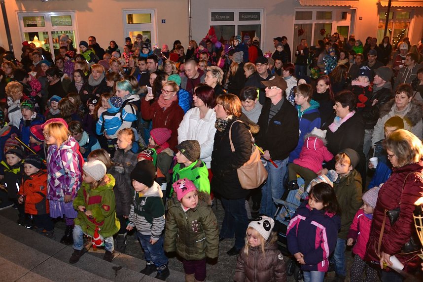 Gespannt verfolgten die Kinder an der Rathaustreppe, welche Aufgaben der Nikolaus verteilte. Unter anderem musste ein Weihnachtsbaum geschm&uuml;ckt werden.