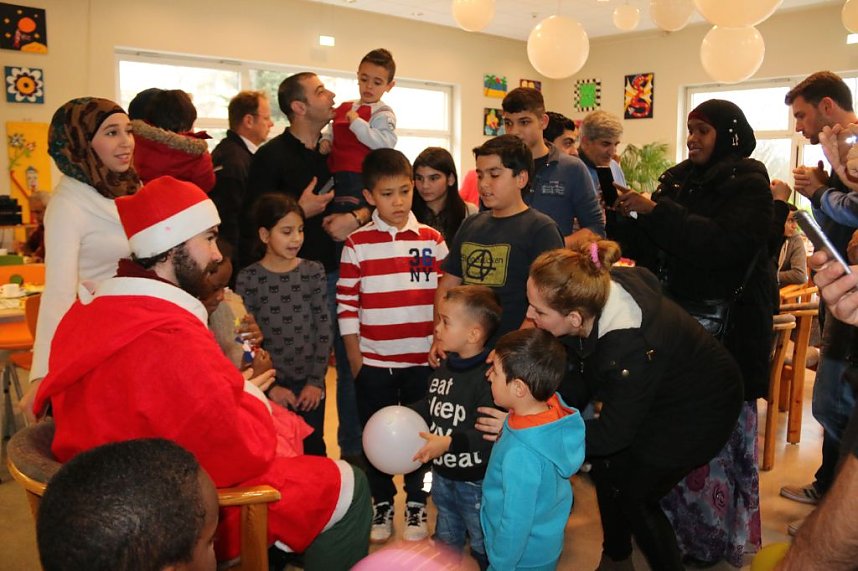 Dank an Helfer und Fl&uuml;chtlinge