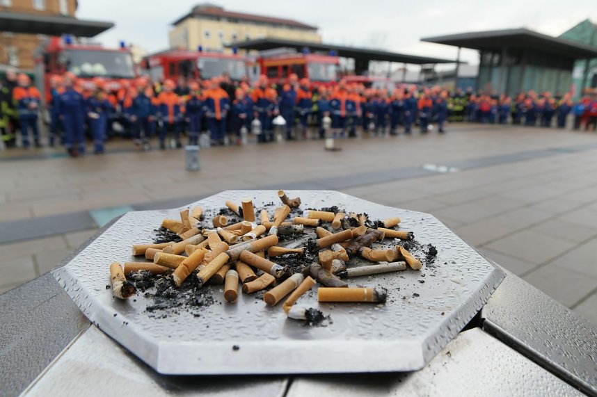 Das Friedenslicht 2015 wurde verteilt - Die Kippensammlung st&ouml;rte und verstr&ouml;mte einen sonderlichen Geruch.