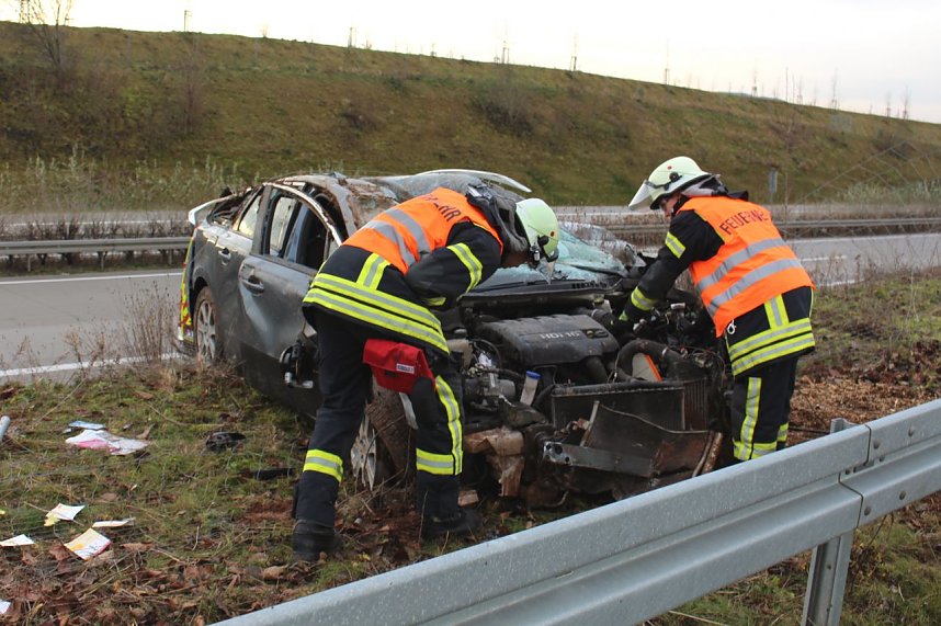 Auto kommt von der Fahrbahn ab