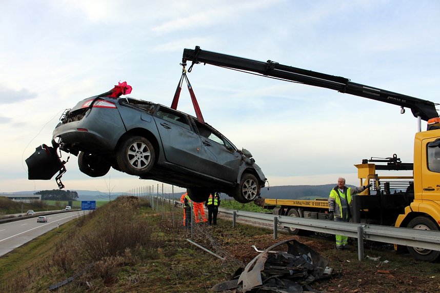 Auto kommt von der Fahrbahn ab