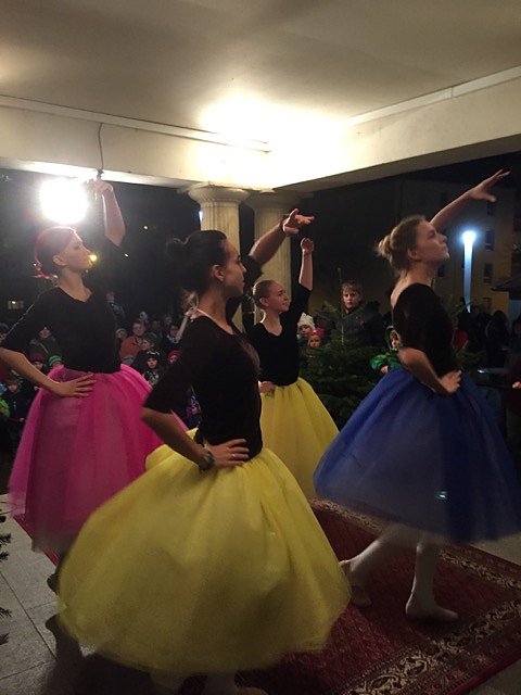 Das Tanzstudio Radeva trat als Fensterpate f&uuml;r das 21. T&uuml;rchen am gro&szlig;en Adventskalender des Nordh&auml;user Theaters