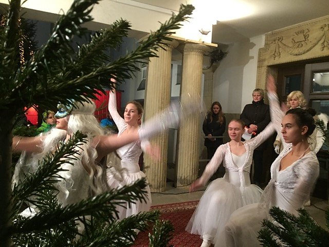 Das Tanzstudio Radeva trat als Fensterpate f&uuml;r das 21. T&uuml;rchen am gro&szlig;en Adventskalender des Nordh&auml;user Theaters