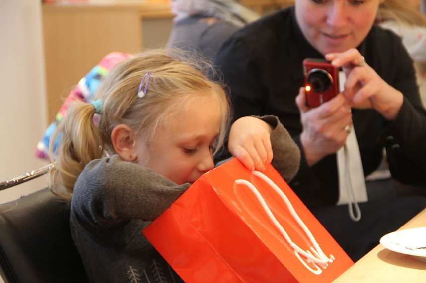Schulpreise f&uuml;r die sch&ouml;nsten Sparschweine &uuml;bergeben