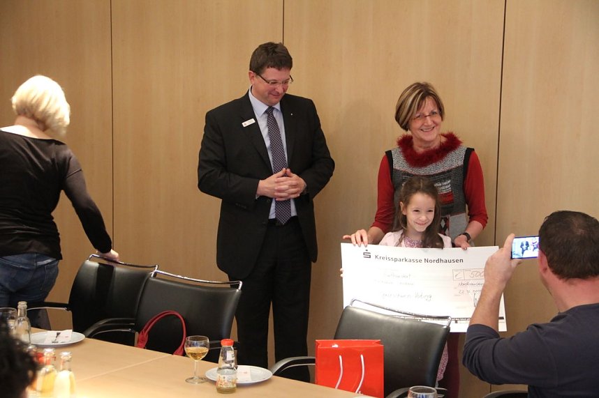 Schulpreise f&uuml;r die sch&ouml;nsten Sparschweine &uuml;bergeben