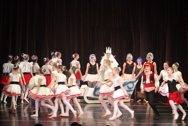 Der letzte Tanz des Jahres - die Eleven des Tanzstudio Radeva bei der Auff&uuml;hrung der Eisk&ouml;nigin im Nordh&auml;user Theater