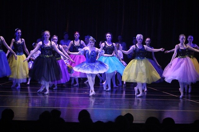 Der letzte Tanz des Jahres - die Eleven des Tanzstudio Radeva bei der Auff&uuml;hrung der Eisk&ouml;nigin im Nordh&auml;user Theater