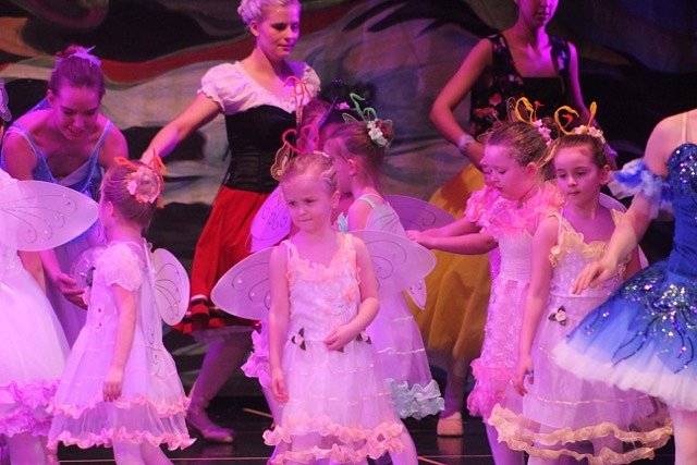 Der letzte Tanz des Jahres - die Eleven des Tanzstudio Radeva bei der Auff&uuml;hrung der Eisk&ouml;nigin im Nordh&auml;user Theater