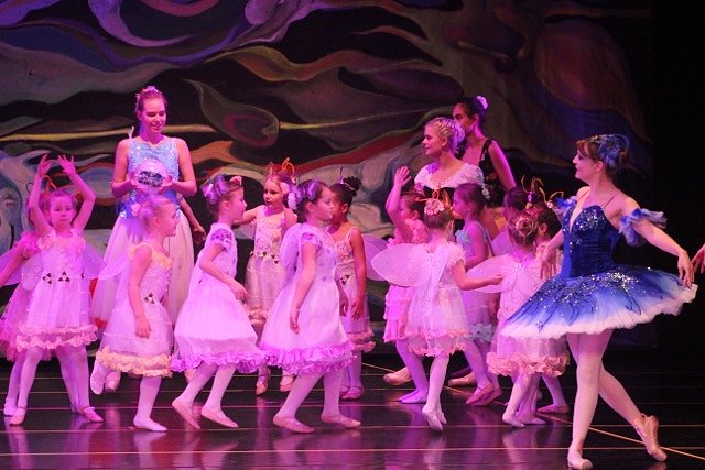 Der letzte Tanz des Jahres - die Eleven des Tanzstudio Radeva bei der Auff&uuml;hrung der Eisk&ouml;nigin im Nordh&auml;user Theater