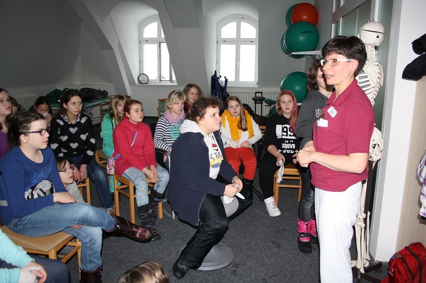 Physiotherapeutin Sandra Holberg-Busch (rechts) sprach &uuml;ber R&uuml;ckengesundheit und den menschlichen Bewegungsapparat.
