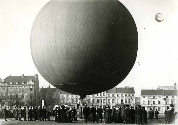 Ballonaufstieg 1910 am Neumarkt