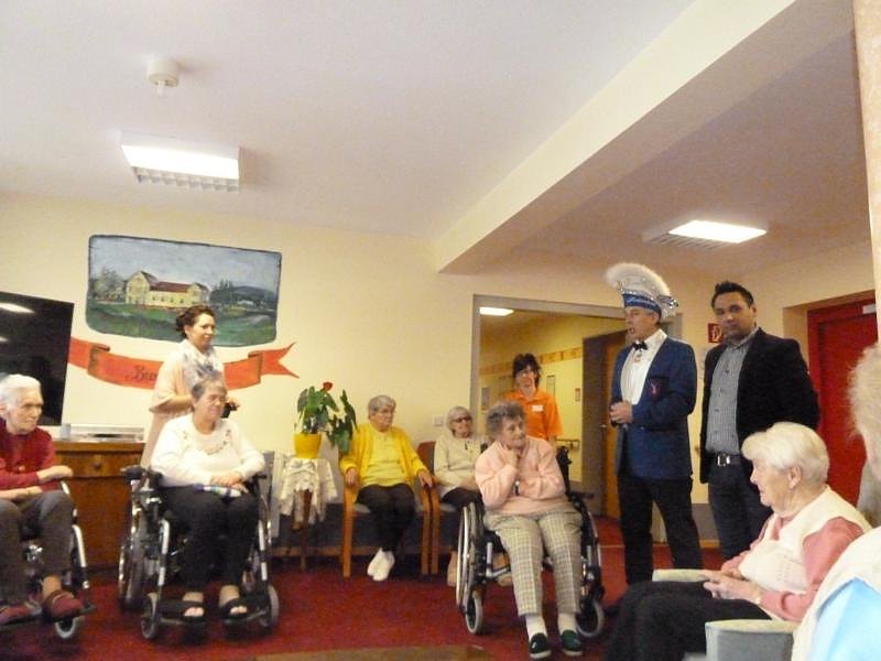 Ellricher Karnevalsverein &uuml;berraschte Asternhof Bewohner