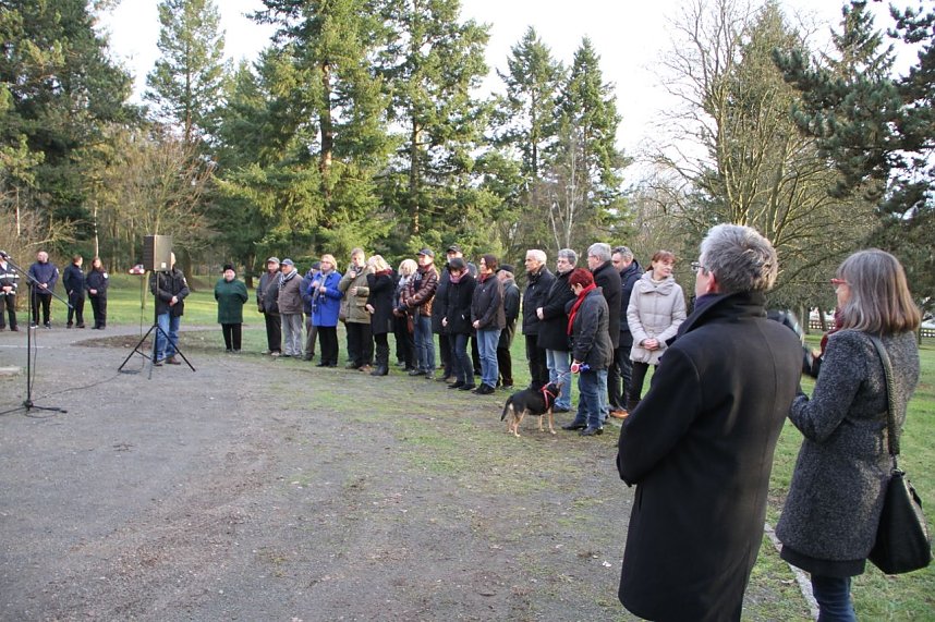 Kranzniederlegung und Gedenken an die Opfer des Nationalsozialismus auf dem Nordh&auml;user Ehrenfriedhof