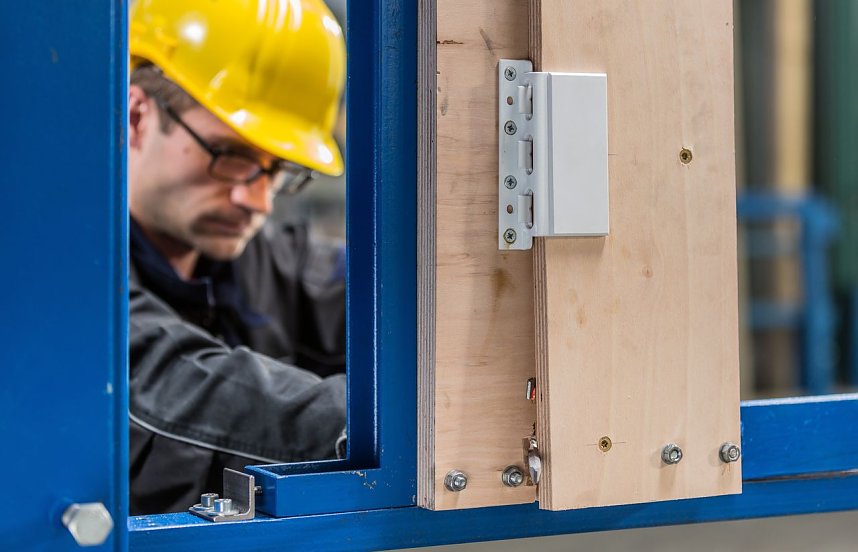 Auf dem Pr&uuml;fstand wird getestet, wie gut die Riegel und Schl&ouml;sser Einbruchsversuchen mit Werkzeug trotzen.