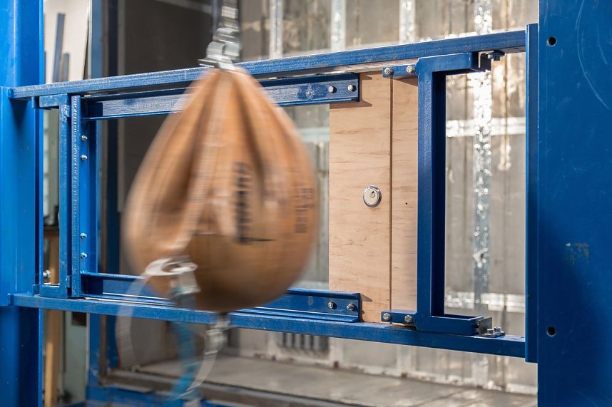 Ein Sandsack simuliert den Einbruch mit Schulterkraft.