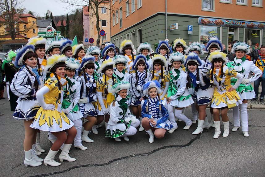 N&auml;rrinnen und Narren trotzen Wetter (1)