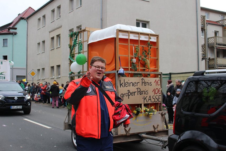 N&auml;rrinnen und Narren trotzen Wetter (1)