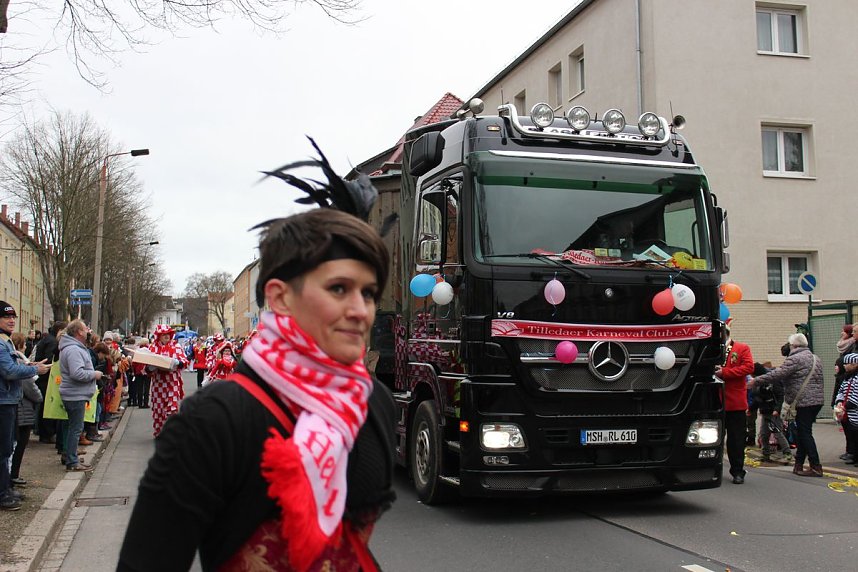 N&auml;rrinnen und Narren trotzen Wetter (1)