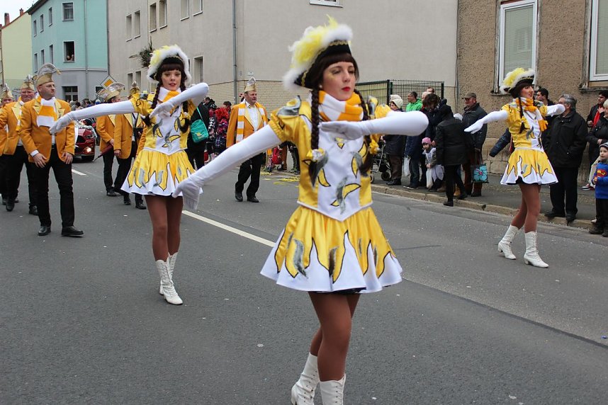 N&auml;rrinnen und Narren trotzen Wetter (1)