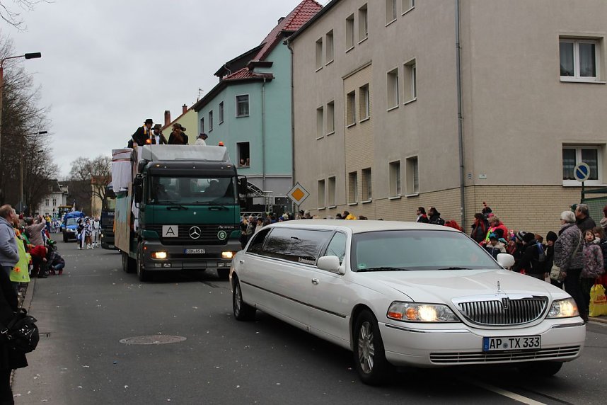 N&auml;rrinnen und Narren trotzen Wetter (1)