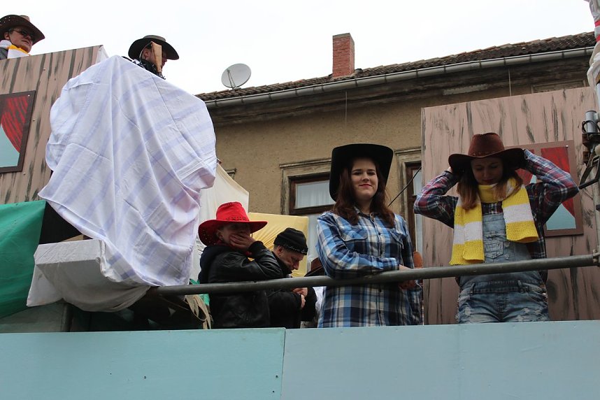 N&auml;rrinnen und Narren trotzen Wetter (1)