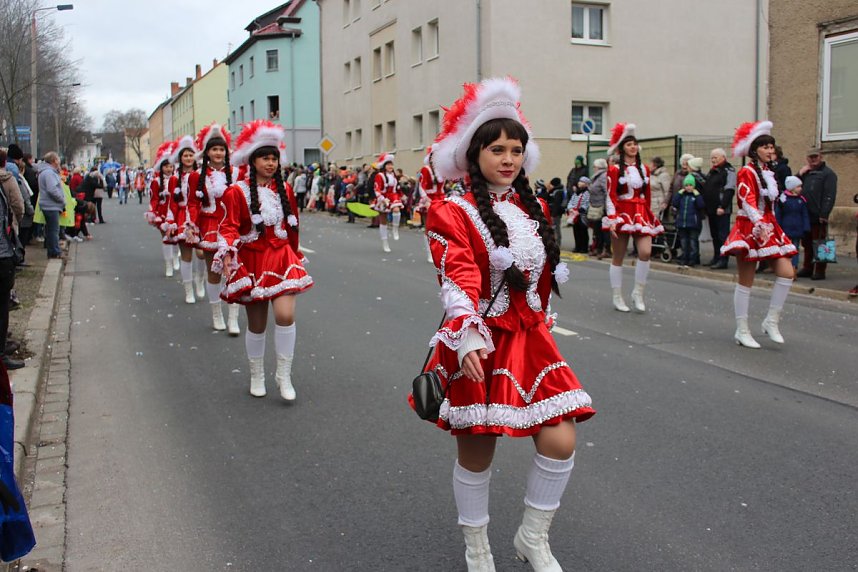 N&auml;rrinnen und Narren trotzen Wetter (1)