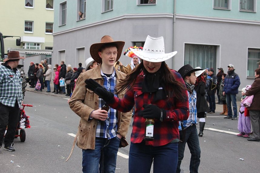 N&auml;rrinnen und Narren trotzen Wetter (2)