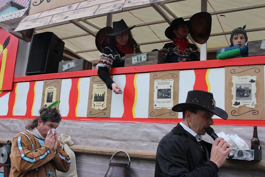 N&auml;rrinnen und Narren trotzen Wetter (2)