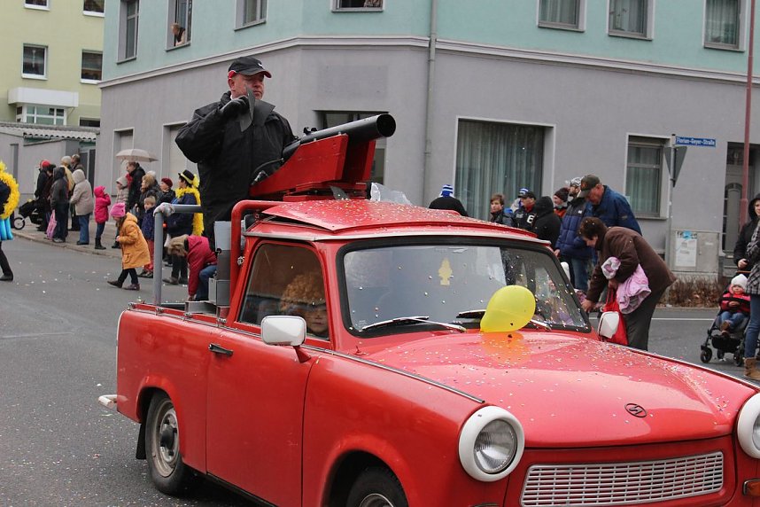 N&auml;rrinnen und Narren trotzen Wetter (2)