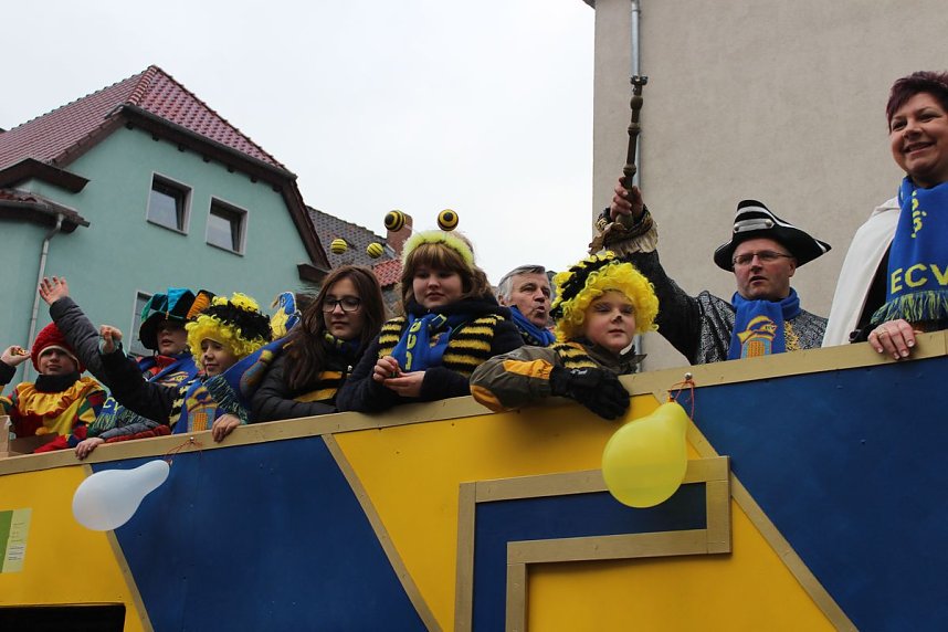 N&auml;rrinnen und Narren trotzen Wetter (2)