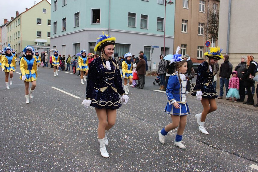 N&auml;rrinnen und Narren trotzen Wetter (2)