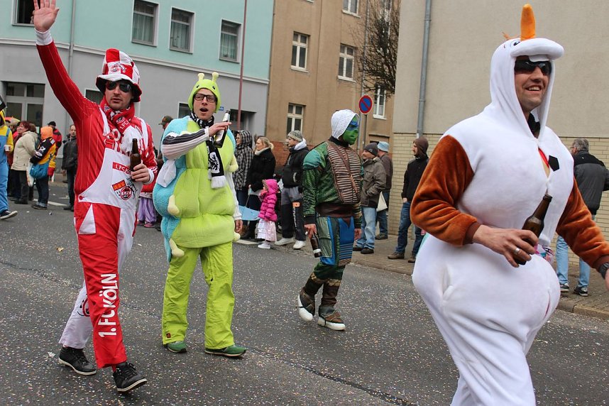 N&auml;rrinnen und Narren trotzen Wetter (2)