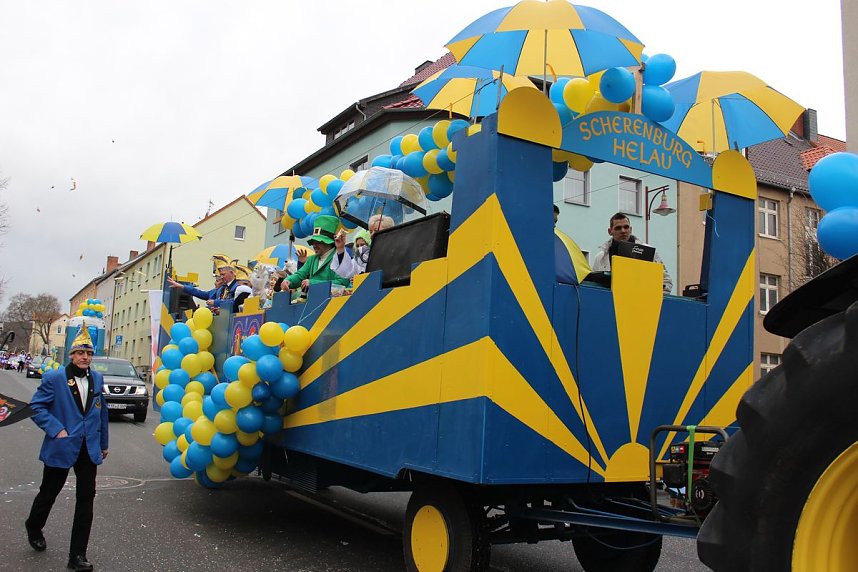 N&auml;rrinnen und Narren trotzen Wetter (2)