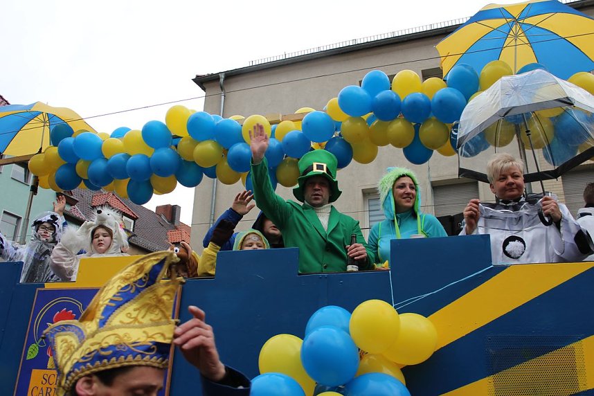 N&auml;rrinnen und Narren trotzen Wetter (2)