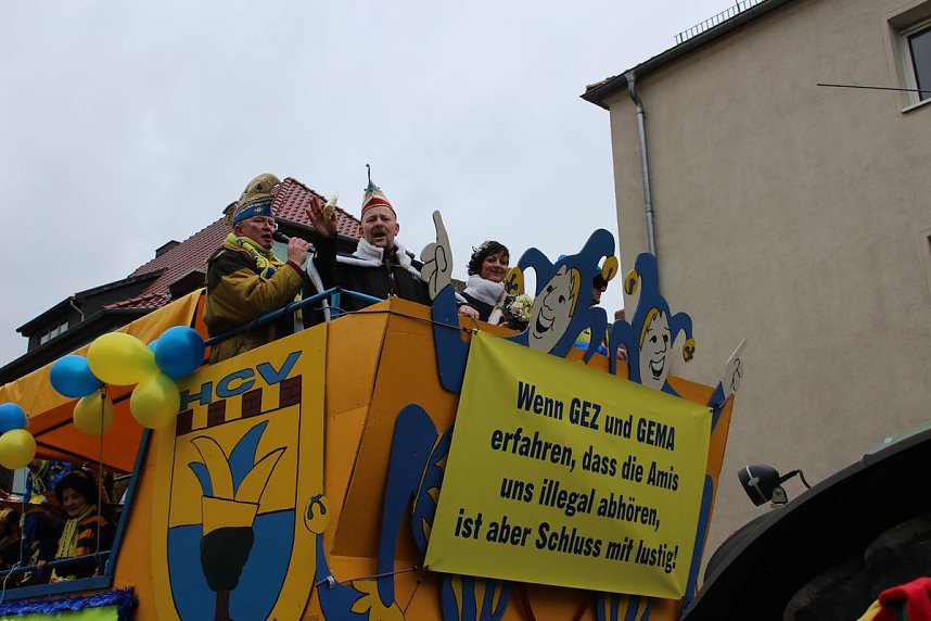 N&auml;rrinnen und Narren trotzen Wetter (2)