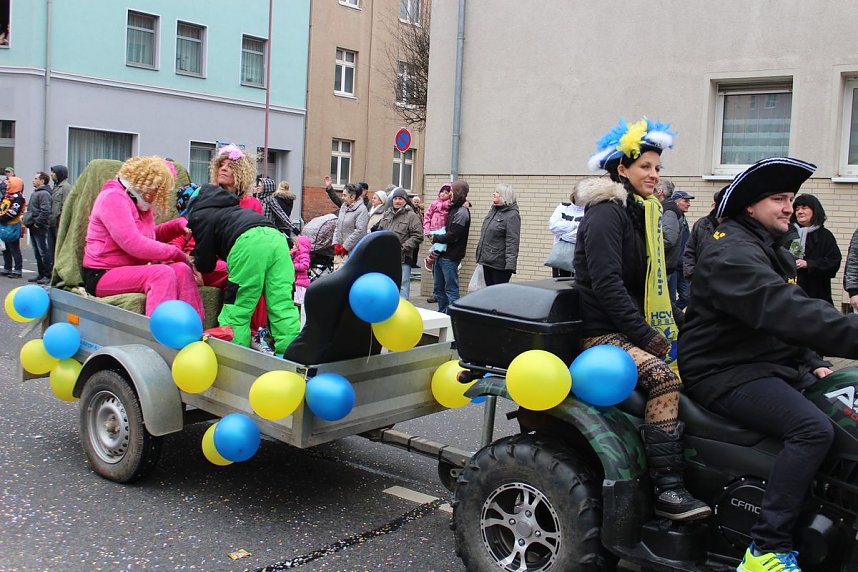 N&auml;rrinnen und Narren trotzen Wetter (2)