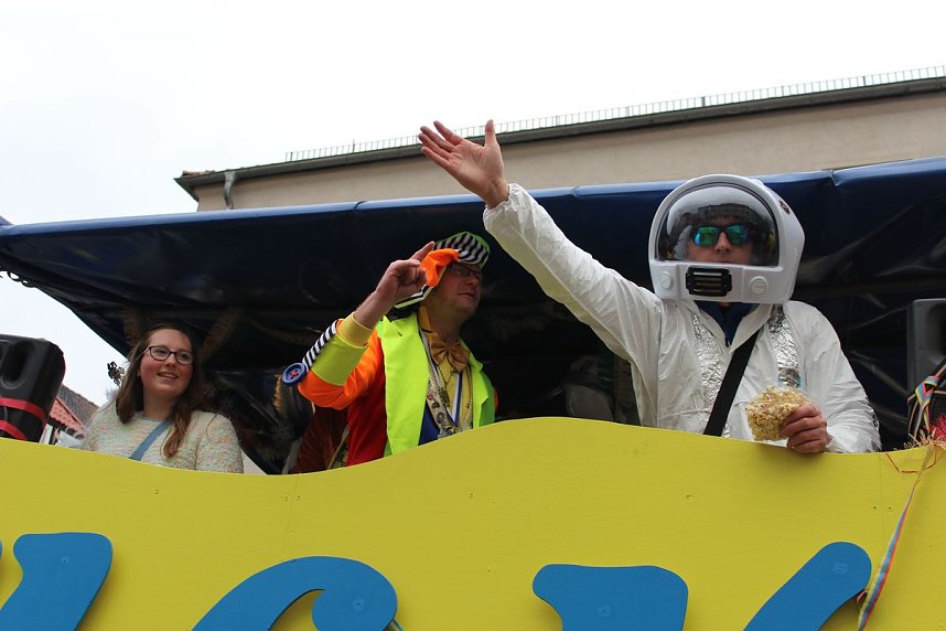 N&auml;rrinnen und Narren trotzen Wetter (2)