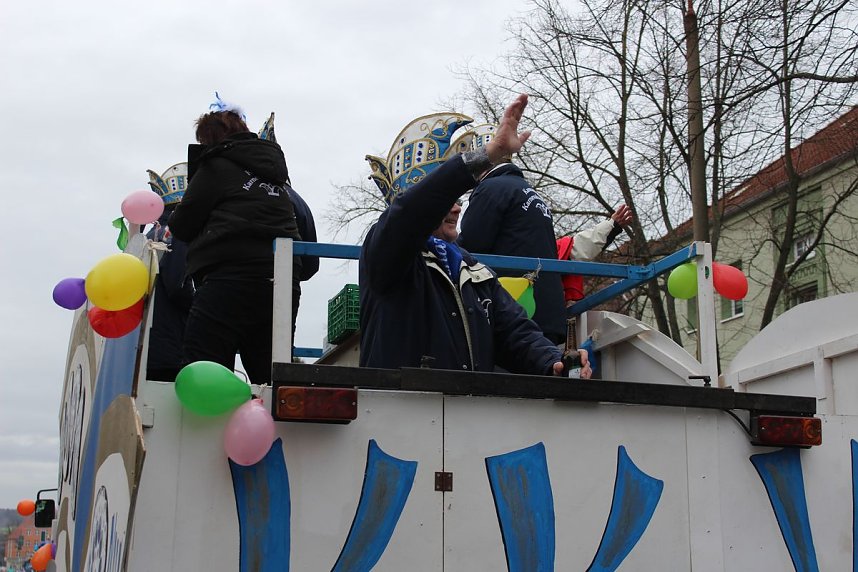 N&auml;rrinnen und Narren trotzen Wetter (2)